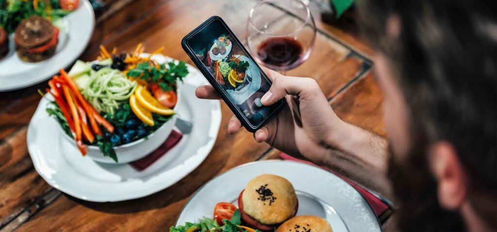 Prato gourmet visualmente atraente, servido em um restaurante moderno, representando a tendência de comidas 'Instagramáveis' na gastronomia.