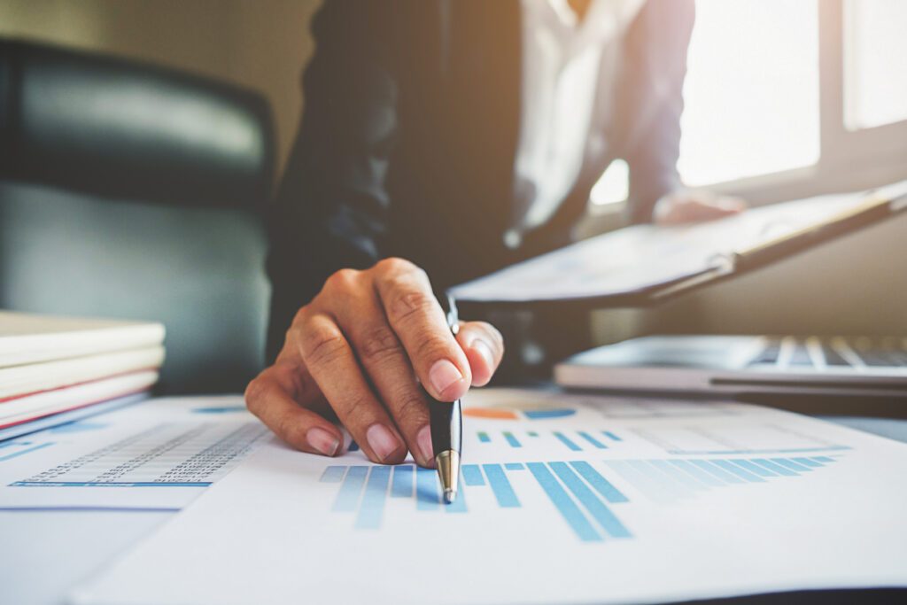 Consultor discutindo estratégias de Alimentos e Bebidas com um empresário em um escritório