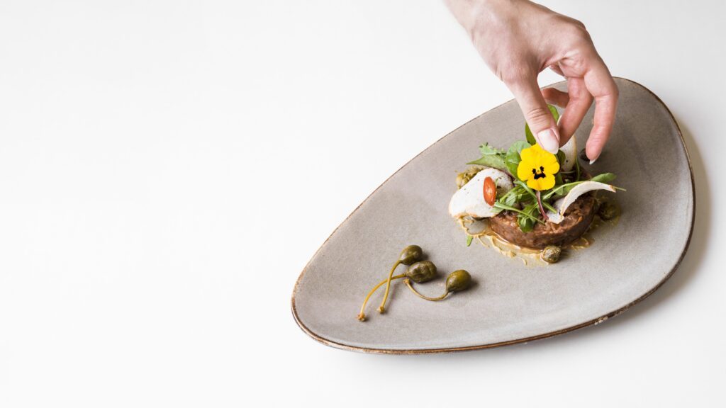 Equipe de restaurante trabalhando em conjunto para oferecer uma experiência gastronômica completa