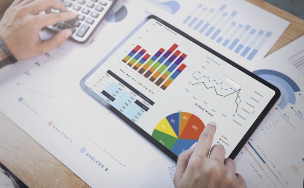 Gerente analisando gráficos e indicadores de performance em um tablet em um ambiente de restaurante