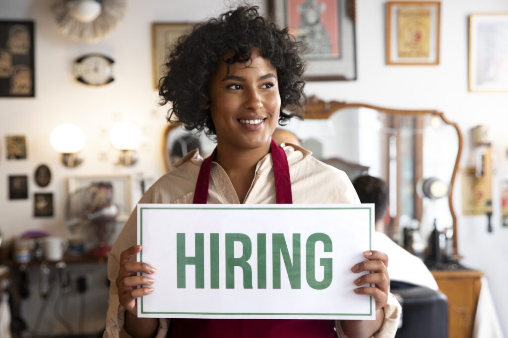 Especialista em recrutamento analisando currículos para selecionar a equipe de Alimentos e Bebidas ideal