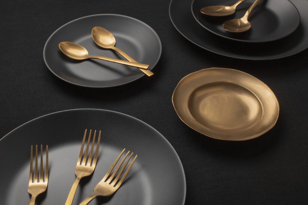Coleção de louças e utensílios modernos e elegantes em um ambiente de restaurante