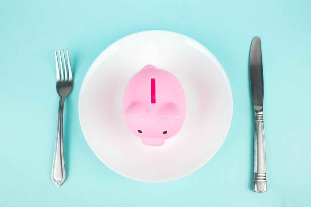 Chef preocupado analisando relatórios financeiros em uma cozinha de restaurante
