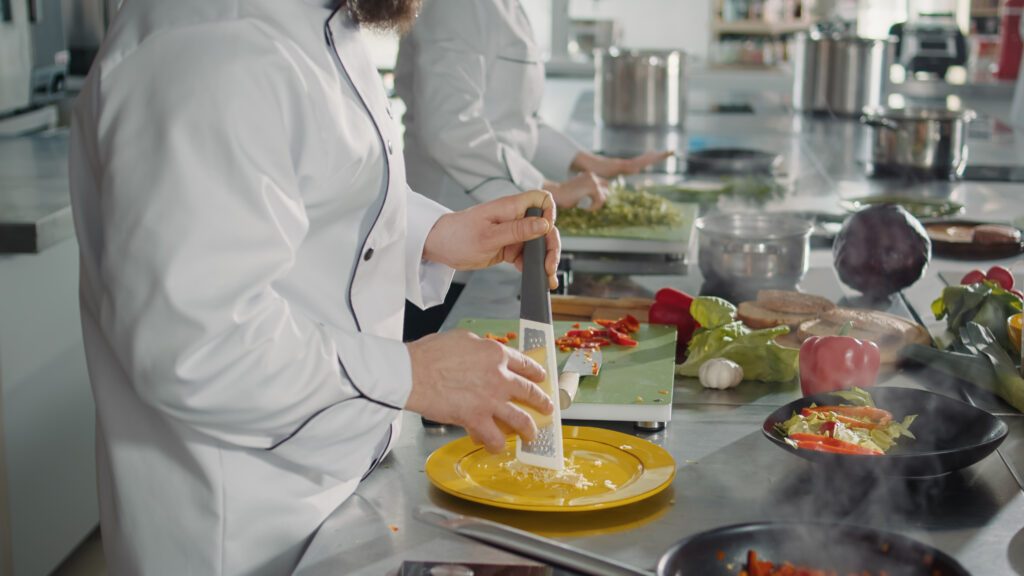 Chef organizando ingredientes frescos em uma bancada de cozinha para mise en place