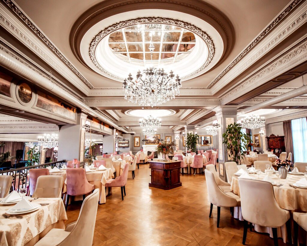 Gerente de restaurante analisando relatórios financeiros e ajustando os preços do cardápio