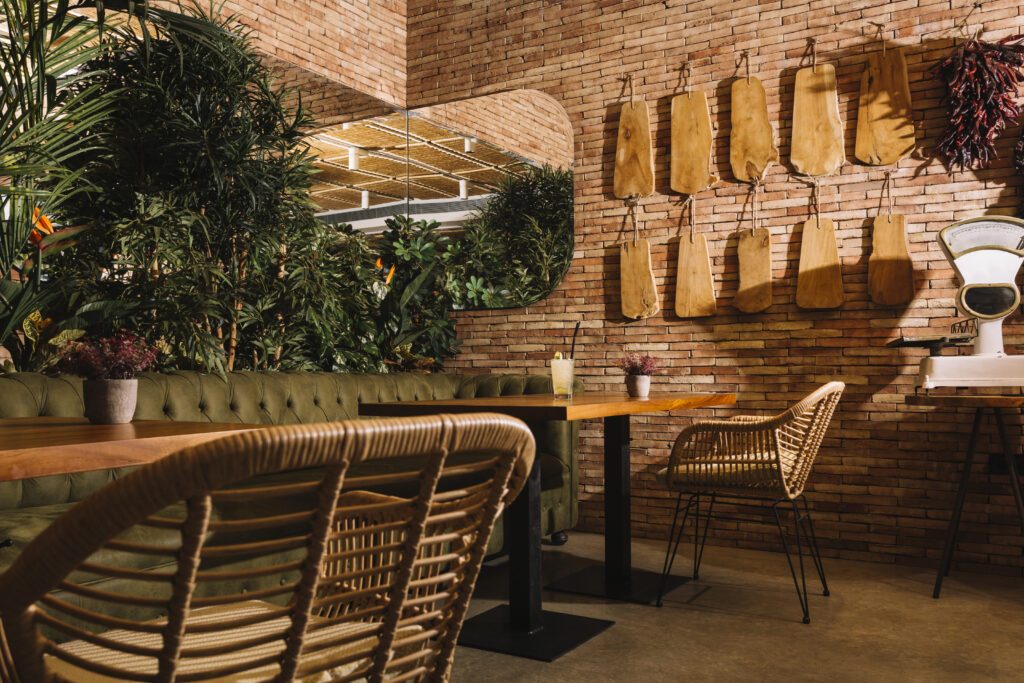 Arquiteto revisando planos de design em um restaurante em construção