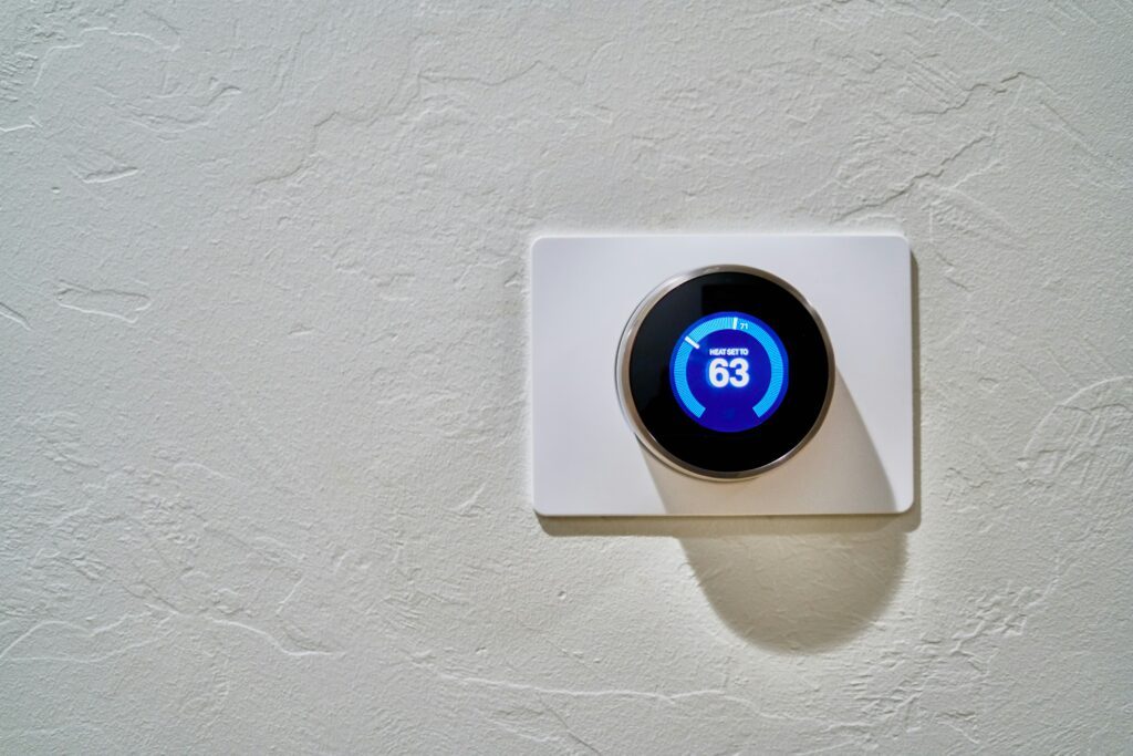 Gerente de restaurante ajustando o termostato do ar-condicionado para melhorar a eficiência energética