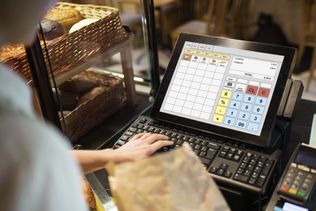 Funcionário de restaurante realizando controle de estoque em uma despensa organizada