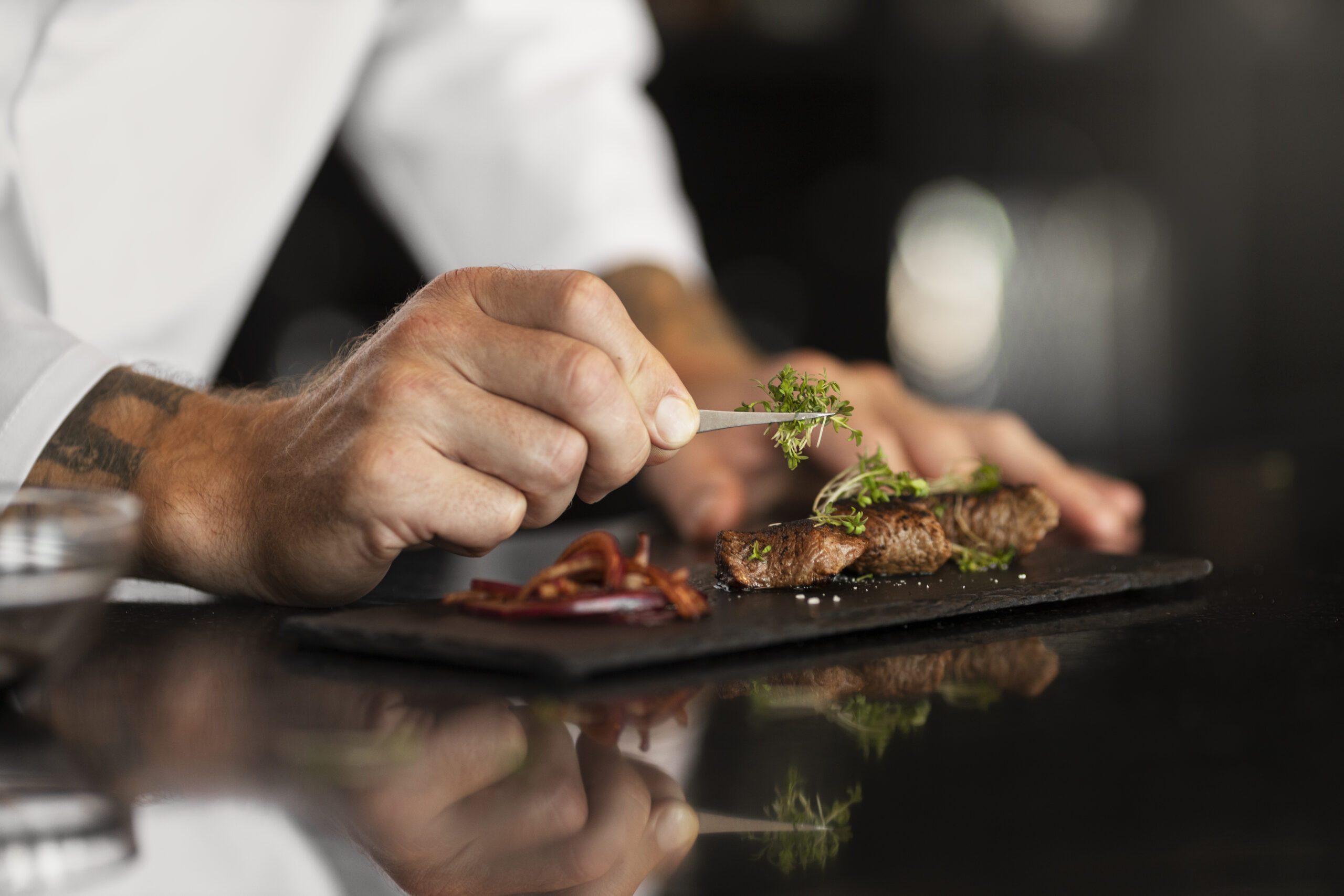 Chef de cozinha de luxo supervisionando a preparação de pratos refinados em um restaurante elegante